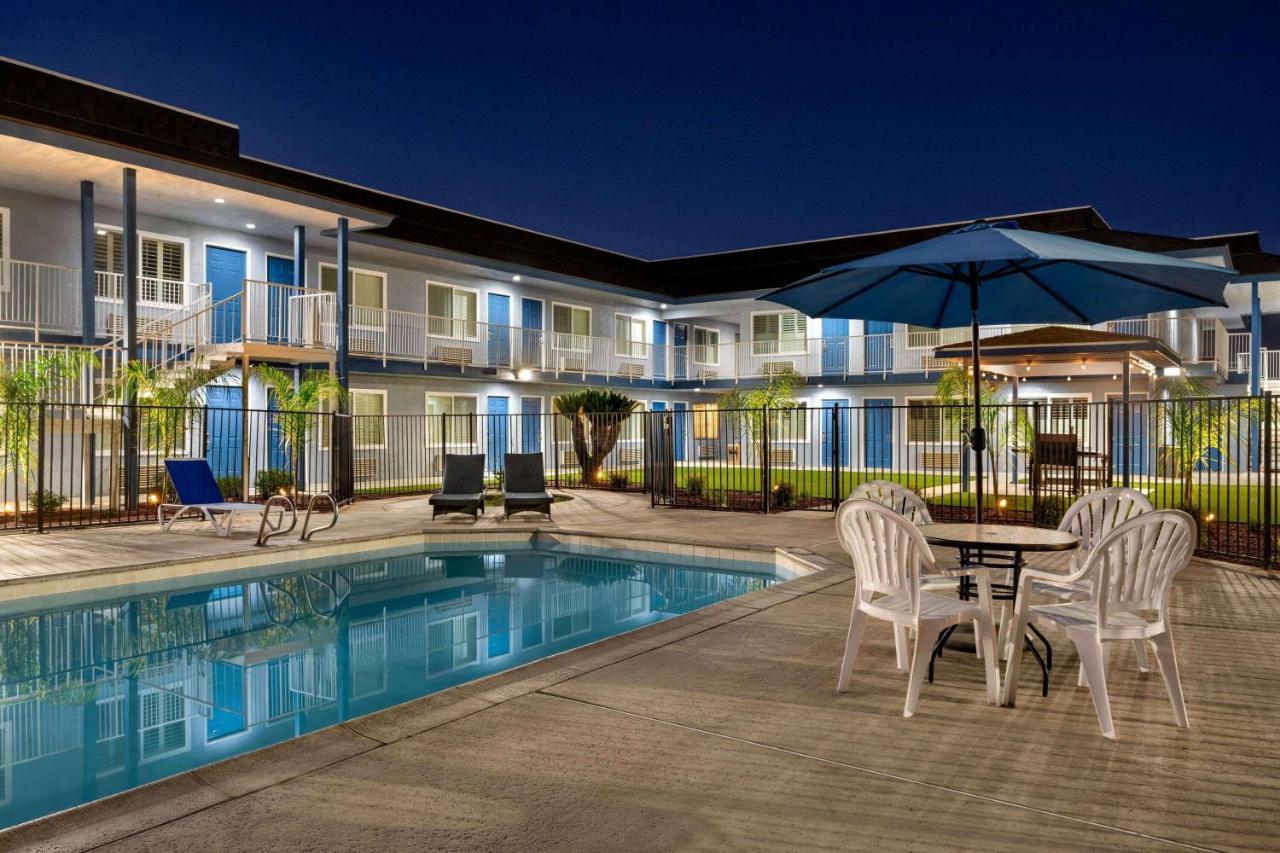 Hotel Super 8 By Wyndham Lindsay Olive Tree Exterior foto